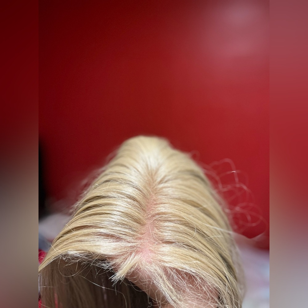 Honey ash blonde 26 inch wig it’s really  long super good looking synthetic
